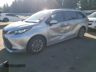 2021 Toyota Sienna XLE with VIN 5TDYSKFC1MS017712, listed as a Copart auction lot 42992415 with 47,600 mi miles and Salvage Title. Bid and sale history available at carsss.com. Image 1.