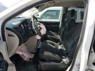 2017 Dodge Grand Caravan SE Plus z VIN 2C4RDGBG1HR864328, wystawiony jako Copart lot #56435325 z przebiegiem 128 795 mil mil oraz Szkoda całkowita • Salvage title. Historia ofert i sprzedaży dostępna na DreamBid. Obrazek 7.