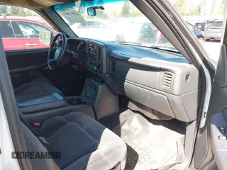 2002 Chevrolet Silverado 1500 LS with VIN 1GCEK19T92E245890, listed as a IAAI auction lot 42097307 with 221,442 mi miles. Bid and sale history available at carsss.com. Image 5.