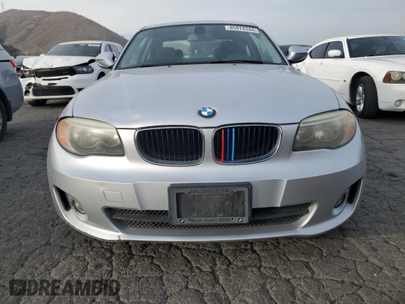 2013 BMW 1 Series 128i z VIN WBAUP9C56DVS95894, wystawiony jako Copart lot #85974744 z przebiegiem 119 033 mil mil oraz Czysty tytuł • Clean title. Historia ofert i sprzedaży dostępna na DreamBid. Obrazek 5.