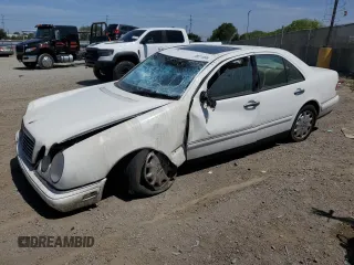 1999 Mercedes-Benz E 320 z VIN WDBJF65H9XA882003, wystawiony jako Copart lot #55811955 z przebiegiem 168 720 mil mil oraz Szkoda całkowita • Salvage title. Historia ofert i sprzedaży dostępna na DreamBid. Obrazek 1.