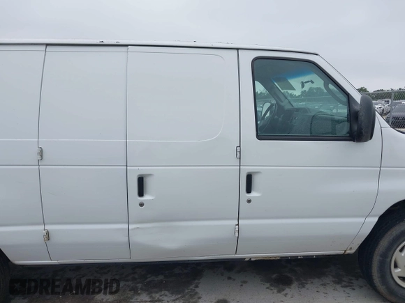 2014 Ford Econoline Cargo Commercial z VIN 1FTNE2EW7EDA00870, wystawiony jako IAAI lot #42384856 z przebiegiem 156 312 mil mil oraz . Historia ofert i sprzedaży dostępna na DreamBid. Obrazek 13.