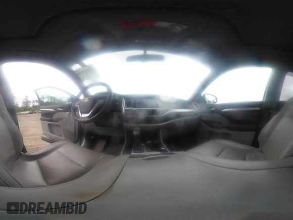 2014 Toyota Highlander XLE z VIN 5TDKKRFH1ES024090, wystawiony jako IAAI lot #42123199 z przebiegiem 58 751 mil mil oraz . Historia ofert i sprzedaży dostępna na DreamBid. Obrazek 18.