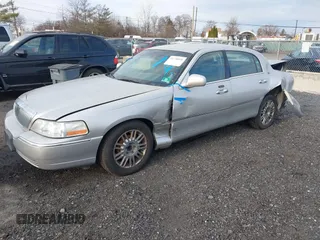 2008 Lincoln Town Car Limited z VIN 2LNHM82V78X646773, wystawiony jako IAAI lot #41738970 z przebiegiem 135 938 mil mil oraz . Historia ofert i sprzedaży dostępna na DreamBid. Obrazek 17.