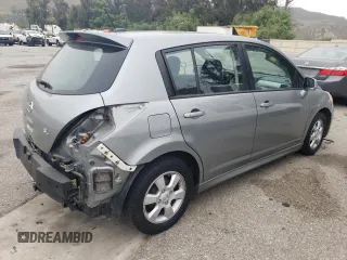 2010 Nissan Versa S z VIN 3N1BC1CPXAL467982, wystawiony jako Copart lot #58525655 z przebiegiem 139 088 mil mil oraz Szkoda całkowita • Salvage title. Historia ofert i sprzedaży dostępna na DreamBid. Obrazek 3.