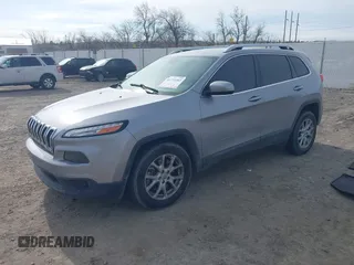 2017 Jeep Cherokee Latitude z VIN 1C4PJMCB0HD213955, wystawiony jako IAAI lot #41772383 z przebiegiem 88 964 mil mil oraz . Historia ofert i sprzedaży dostępna na DreamBid. Obrazek 2.