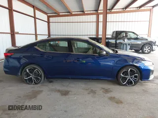 2023 Nissan Altima SR z VIN 1N4BL4CV3PN367086, wystawiony jako IAAI lot #42377083 z przebiegiem 52 417 mil mil oraz . Historia ofert i sprzedaży dostępna na DreamBid. Obrazek 13.