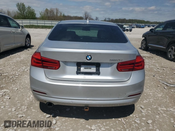 2017 BMW 3 Series 320i z VIN WBA8E1G53HNU13943, wystawiony jako Copart lot #55329055 z przebiegiem 169 493 mil mil oraz Tytuł czysty. Historia ofert i sprzedaży dostępna na DreamBid. Obrazek 6.