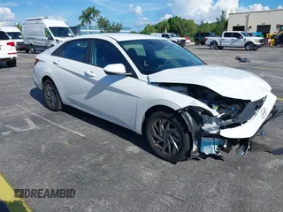 2024 Hyundai Elantra SEL z VIN KMHLM4DG5RU650878, wystawiony jako IAAI lot #39738684 z przebiegiem 12 459 mil mil oraz . Historia ofert i sprzedaży dostępna na DreamBid. Obrazek 1.