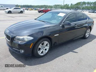2013 BMW 5 Series 528i xDrive z VIN WBAXH5C54DDW15982, wystawiony jako IAAI lot #42340840 z przebiegiem 102 200 mil mil oraz . Historia ofert i sprzedaży dostępna na DreamBid. Obrazek 2.