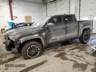 2024 Toyota Tacoma SR5 z VIN 3TMLB5JN6RM070515, wystawiony jako Copart lot #88514465 z przebiegiem 126 mil mil oraz Szkody całkowita. Historia ofert i sprzedaży dostępna na DreamBid. Obrazek 1.