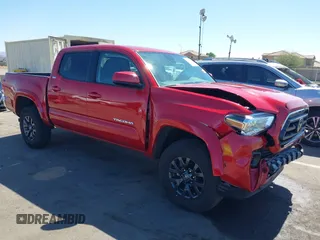 2022 Toyota Tacoma SR5 z VIN 3TMAZ5CN5NM194494, wystawiony jako IAAI lot #42555021 z przebiegiem 20 915 mil mil oraz . Historia ofert i sprzedaży dostępna na DreamBid. Obrazek 1.