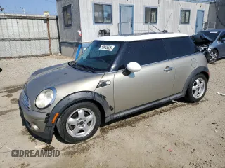 2008 MINI Hardtop z VIN WMWMF33518TT67232, wystawiony jako Copart lot #59815525 z przebiegiem 91 572 mil mil oraz Czysty tytuł • Clean title. Historia ofert i sprzedaży dostępna na DreamBid. Obrazek 1.