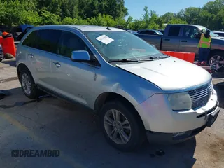 2010 Lincoln MKX z VIN 2LMDJ6JC1ABJ13742, wystawiony jako IAAI lot #42327690 z przebiegiem 274 549 mil mil oraz . Historia ofert i sprzedaży dostępna na DreamBid. Obrazek 1.