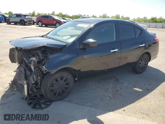 2017 Nissan Versa SV z VIN 3N1CN7AP8HL841701, wystawiony jako Copart lot #55702695 z przebiegiem 111 104 mil mil oraz Szkoda całkowita • Salvage title. Historia ofert i sprzedaży dostępna na DreamBid. Obrazek 1.