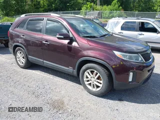 2014 Kia Sorento LX z VIN 5XYKTCA64EG474572, wystawiony jako IAAI lot #42325030 z przebiegiem 107 382 mil mil oraz . Historia ofert i sprzedaży dostępna na DreamBid. Obrazek 1.