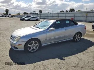 2005 Mercedes-Benz CLK 500 z VIN WDBTK75J85F153391, wystawiony jako Copart lot #56691935 z przebiegiem 79 993 mil mil oraz Szkoda całkowita • Salvage title. Historia ofert i sprzedaży dostępna na DreamBid. Obrazek 1.