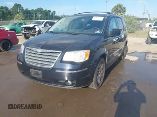 2010 Chrysler Town & Country Touring z VIN 2A4RR5D11AR281580, wystawiony jako IAAI lot #42149338 z przebiegiem 184 285 mil mil oraz . Historia ofert i sprzedaży dostępna na DreamBid. Obrazek 2.