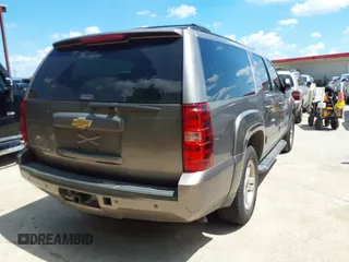 2013 Chevrolet Suburban LT with VIN 1GNSCJE03DR337592, listed as a IAAI auction lot 42101370 with 204,311 mi miles. Bid and sale history available at carsss.com. Image 4.