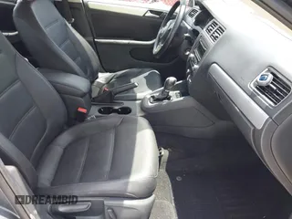 2013 Volkswagen Jetta SE z VIN 3VWDX7AJ8DM399267, wystawiony jako IAAI lot #42687598 z przebiegiem 137 271 mil mil oraz . Historia ofert i sprzedaży dostępna na DreamBid. Obrazek 5.