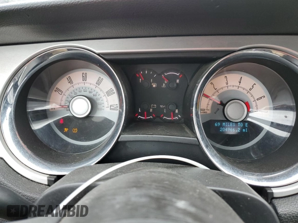 2010 Ford Mustang V6 z VIN 1ZVBP8EN0A5121975, wystawiony jako Copart lot #52117343 z przebiegiem 204 966 mil mil oraz Szkoda całkowita • Salvage title. Historia ofert i sprzedaży dostępna na DreamBid. Obrazek 9.