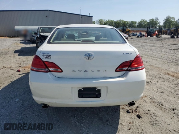2007 Toyota Avalon XL z VIN 4T1BK36BX7U237820, wystawiony jako Copart lot #53845505 z przebiegiem 120 698 mil mil oraz Szkody całkowita. Historia ofert i sprzedaży dostępna na DreamBid. Obrazek 6.