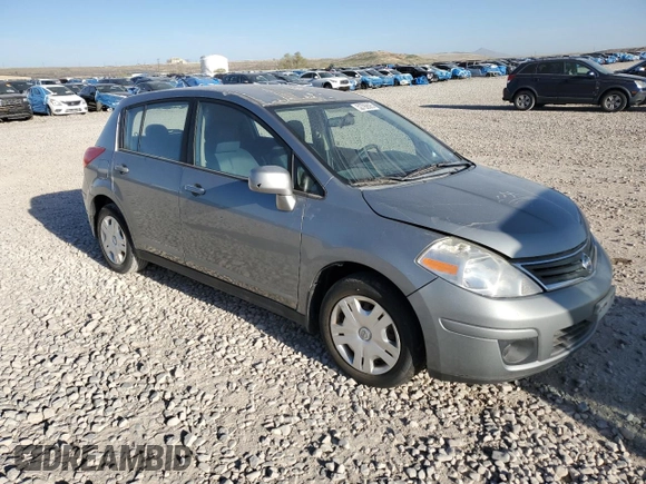 2010 Nissan Versa S z VIN 3N1BC1CP8AL423169, wystawiony jako Copart lot #52792625 z przebiegiem Nie podano mil oraz Czysty tytuł • Clean title. Historia ofert i sprzedaży dostępna na DreamBid. Obrazek 4.