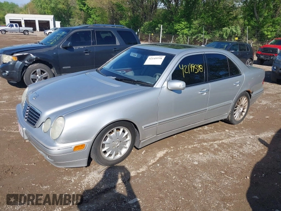 2001 Mercedes-Benz E-Class with VIN WDBJF65J61B373135, listed as a IAAI auction lot 42149598 with 123,314 mi miles. Bid and sale history available at carsss.com. Image 2.