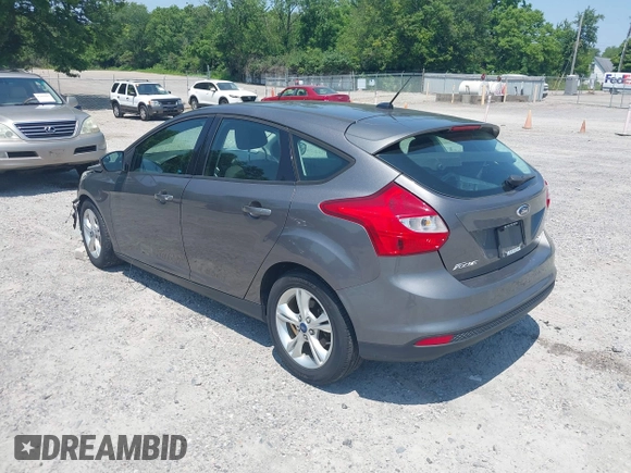 2012 Ford Focus SE z VIN 1FAHP3K28CL229646, wystawiony jako IAAI lot #42491915 z przebiegiem 174 105 mil mil oraz . Historia ofert i sprzedaży dostępna na DreamBid. Obrazek 3.
