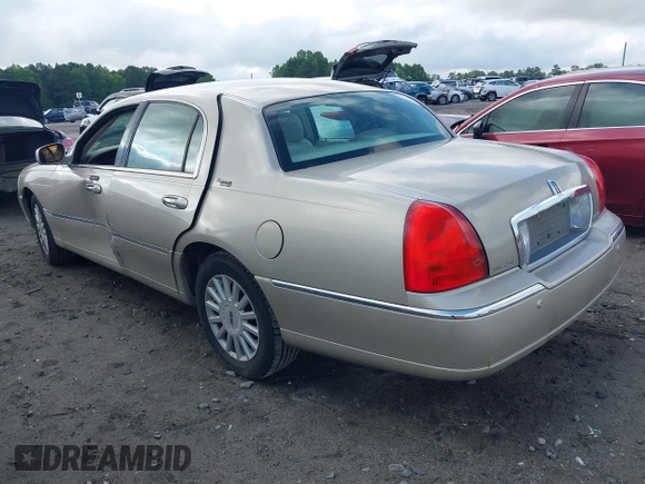 2005 Lincoln Town Car Signature Limited z VIN 1LNHM82W85Y609428, wystawiony jako IAAI lot #42450117 z przebiegiem 95 319 mil mil oraz . Historia ofert i sprzedaży dostępna na DreamBid. Obrazek 3.