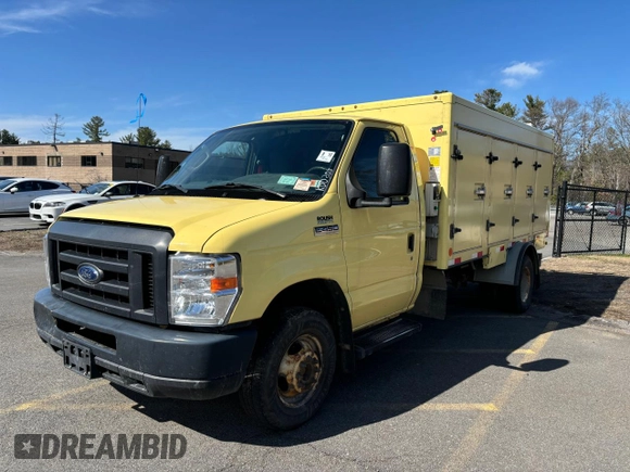2019 Ford Econoline Commercial z VIN 1FDXE4FS9KDC57732, wystawiony jako Copart lot #53401695 z przebiegiem 98 255 mil mil oraz Czysty tytuł • Clean title. Historia ofert i sprzedaży dostępna na DreamBid. Obrazek 2.