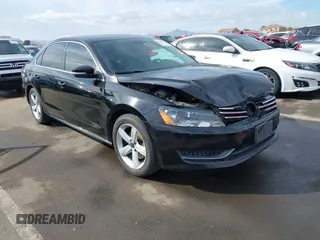2013 Volkswagen Passat SE z VIN 1VWBP7A38DC035425, wystawiony jako IAAI lot #41582726 z przebiegiem 131 159 mil mil oraz . Historia ofert i sprzedaży dostępna na DreamBid. Obrazek 1.