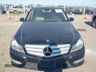 2013 Mercedes-Benz C 250 Sport z VIN WDDGF4HB9DR274623, wystawiony jako IAAI lot #42454520 z przebiegiem 142 991 mil mil oraz . Historia ofert i sprzedaży dostępna na DreamBid. Obrazek 6.
