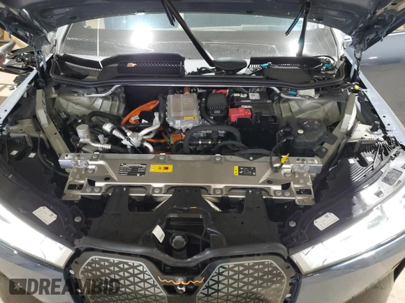 2024 BMW iX xDrive50 z VIN WB523CF0XRCP21815, wystawiony jako Copart lot #51520885 z przebiegiem 6 664 mil mil oraz Szkoda całkowita • Salvage title. Historia ofert i sprzedaży dostępna na DreamBid. Obrazek 12.