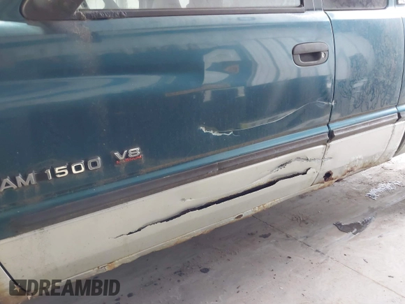 1998 Dodge 1500 z VIN 3B7HF13Z1WG234475, wystawiony jako IAAI lot #41523893 z przebiegiem 195 646 mil mil oraz . Historia ofert i sprzedaży dostępna na DreamBid. Obrazek 6.