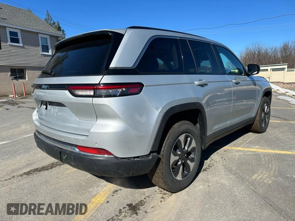 2024 Jeep Grand Cherokee with VIN 1C4RJYB6XR8958047, listed as a Copart auction lot 48482685 with 28,497 mi miles and Clean title. Bid and sale history available at DreamBid. Image 3.