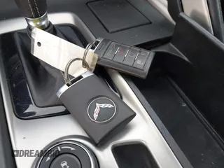 2015 Chevrolet Corvette Z51 3LT z VIN 1G1YM2D72F5119618, wystawiony jako IAAI lot #42744702 z przebiegiem Nie podano mil oraz . Historia ofert i sprzedaży dostępna na DreamBid. Obrazek 11.