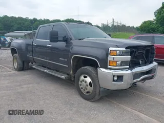 2015 Chevrolet Silverado 3500HD LTZ z VIN 1GC4K0C85FF127359, wystawiony jako IAAI lot #42252408 z przebiegiem 273 905 mil mil oraz . Historia ofert i sprzedaży dostępna na DreamBid. Obrazek 1.