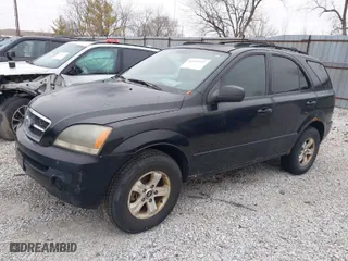 2005 Kia Sorento LX with VIN KNDJD733255420831, listed as a IAAI auction lot 41449327 with 176,988 mi miles. Bid and sale history available at carsss.com. Image 2.