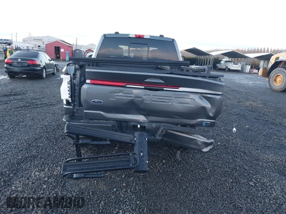 2023 Ford F-150 Lightning Pro z VIN 1FT6W1EV6PWG26596, wystawiony jako IAAI lot #40862334 z przebiegiem 13 857 mil mil oraz . Historia ofert i sprzedaży dostępna na DreamBid. Obrazek 17.