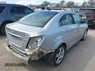 2012 Chevrolet Sonic LTZ z VIN 1G1JE5SB8C4210627, wystawiony jako IAAI lot #41662225 z przebiegiem 72 358 mil mil oraz . Historia ofert i sprzedaży dostępna na DreamBid. Obrazek 4.