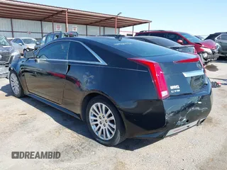 2012 Cadillac CTS z VIN 1G6DA1E30C0140824, wystawiony jako IAAI lot #42426732 z przebiegiem 132 697 mil mil oraz . Historia ofert i sprzedaży dostępna na DreamBid. Obrazek 3.