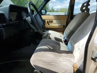 1993 Volvo 240 z VIN YV1AW8311P1956415, wystawiony jako Copart lot #55122855 z przebiegiem 276 658 mil mil oraz Szkoda całkowita • Salvage title. Historia ofert i sprzedaży dostępna na DreamBid. Obrazek 7.