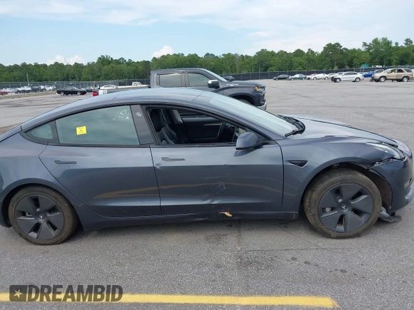 2023 Tesla Model 3 z VIN 5YJ3E1EA1PF449575, wystawiony jako IAAI lot #42457119 z przebiegiem 51 084 mil mil oraz . Historia ofert i sprzedaży dostępna na DreamBid. Obrazek 13.