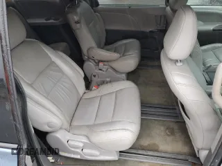 2017 Toyota Sienna XLE Auto Access Seat z VIN 5TDYZ3DC2HS836433, wystawiony jako Copart lot #57612545 z przebiegiem 263 759 mil mil oraz Szkody całkowita. Historia ofert i sprzedaży dostępna na DreamBid. Obrazek 11.