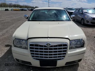 2010 Chrysler 300 Touring z VIN 2C3CA5CV1AH241629, wystawiony jako Copart lot #54841465 z przebiegiem 57 238 mil mil oraz Szkoda całkowita • Salvage title. Historia ofert i sprzedaży dostępna na DreamBid. Obrazek 5.
