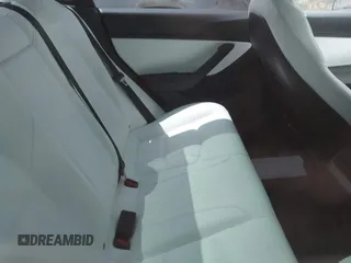 2020 Tesla Model 3 Long Range z VIN 5YJ3E1EB5LF801592, wystawiony jako IAAI lot #42096859 z przebiegiem 68 002 mil mil oraz . Historia ofert i sprzedaży dostępna na DreamBid. Obrazek 8.