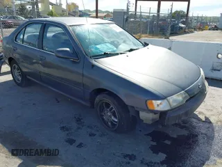 1999 Nissan Sentra XE z VIN 3N1AB41D3XL106448, wystawiony jako IAAI lot #42029120 z przebiegiem 166 971 mil mil oraz . Historia ofert i sprzedaży dostępna na DreamBid. Obrazek 1.