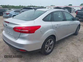 2018 Ford Focus SE z VIN 1FADP3FE4JL214013, wystawiony jako IAAI lot #42180138 z przebiegiem 72 550 mil mil oraz . Historia ofert i sprzedaży dostępna na DreamBid. Obrazek 4.