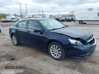 2014 Chrysler 200 Touring z VIN 1C3CCBBB5EN111950, wystawiony jako IAAI lot #42093392 z przebiegiem 122 929 mil mil oraz . Historia ofert i sprzedaży dostępna na DreamBid. Obrazek 1.